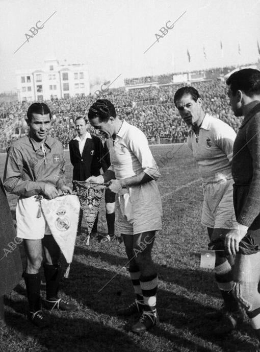 Estadios - Santiago Bernabéu. Los capitanes de los equipos Os Belenenses de Lisboa y Real Madrid intercambian banderines como recuerdo